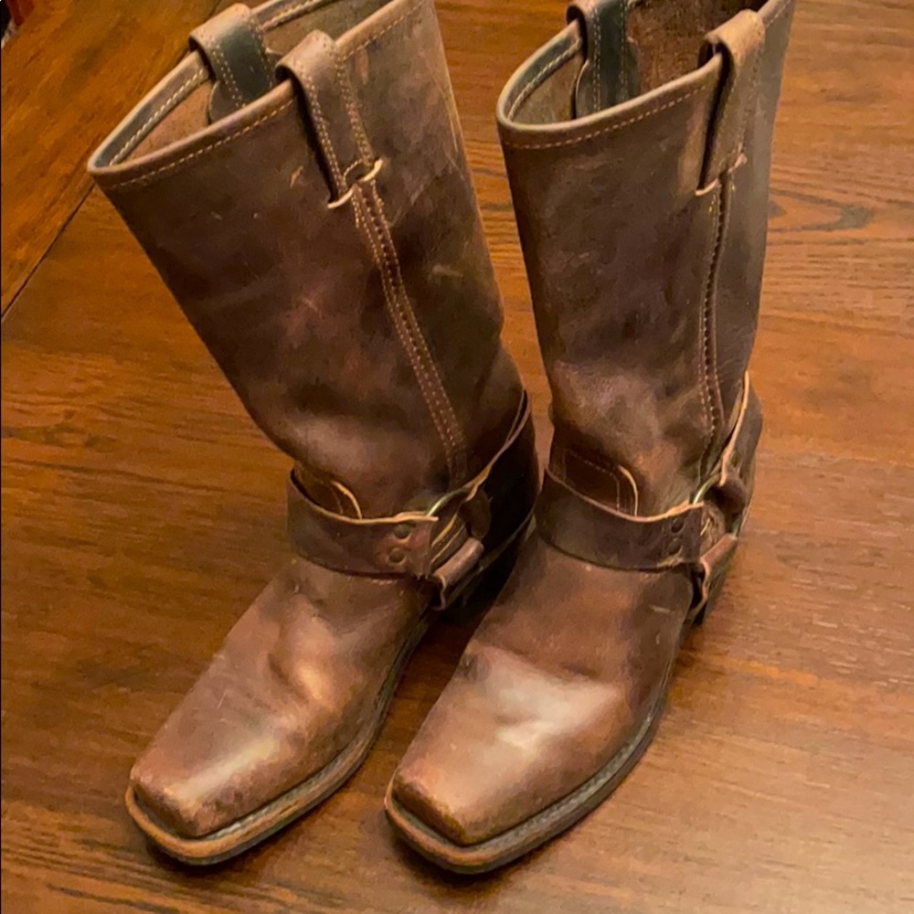 Perfectly broke in Woman’s Frye Boots SZ 7